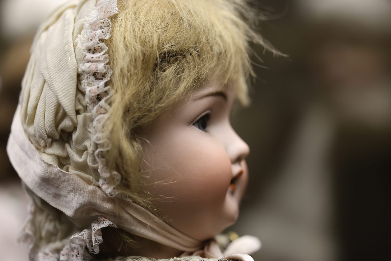 Puppenprofil mit blonden Locken und Spitze, nostalgisch und detailreich.