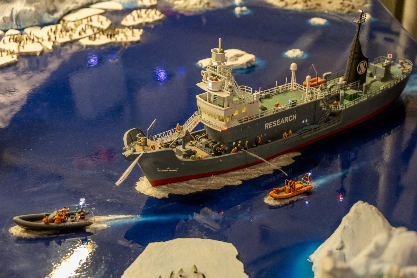 Schiff wird von Greenpeace attackiert