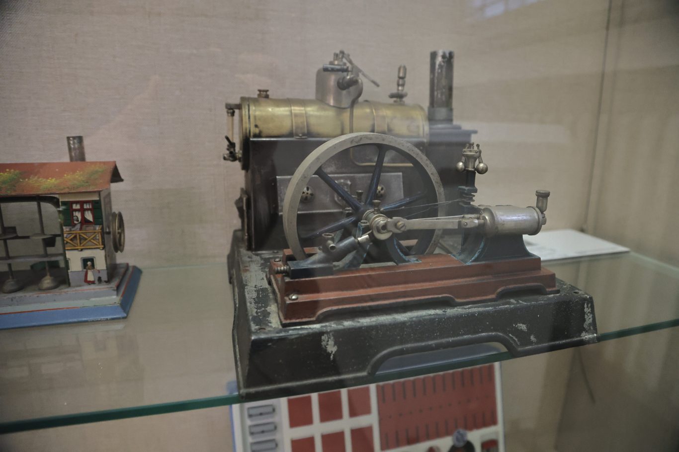 Historisches Modell einer Dampfmaschine in einem Ausstellungsdisplay.